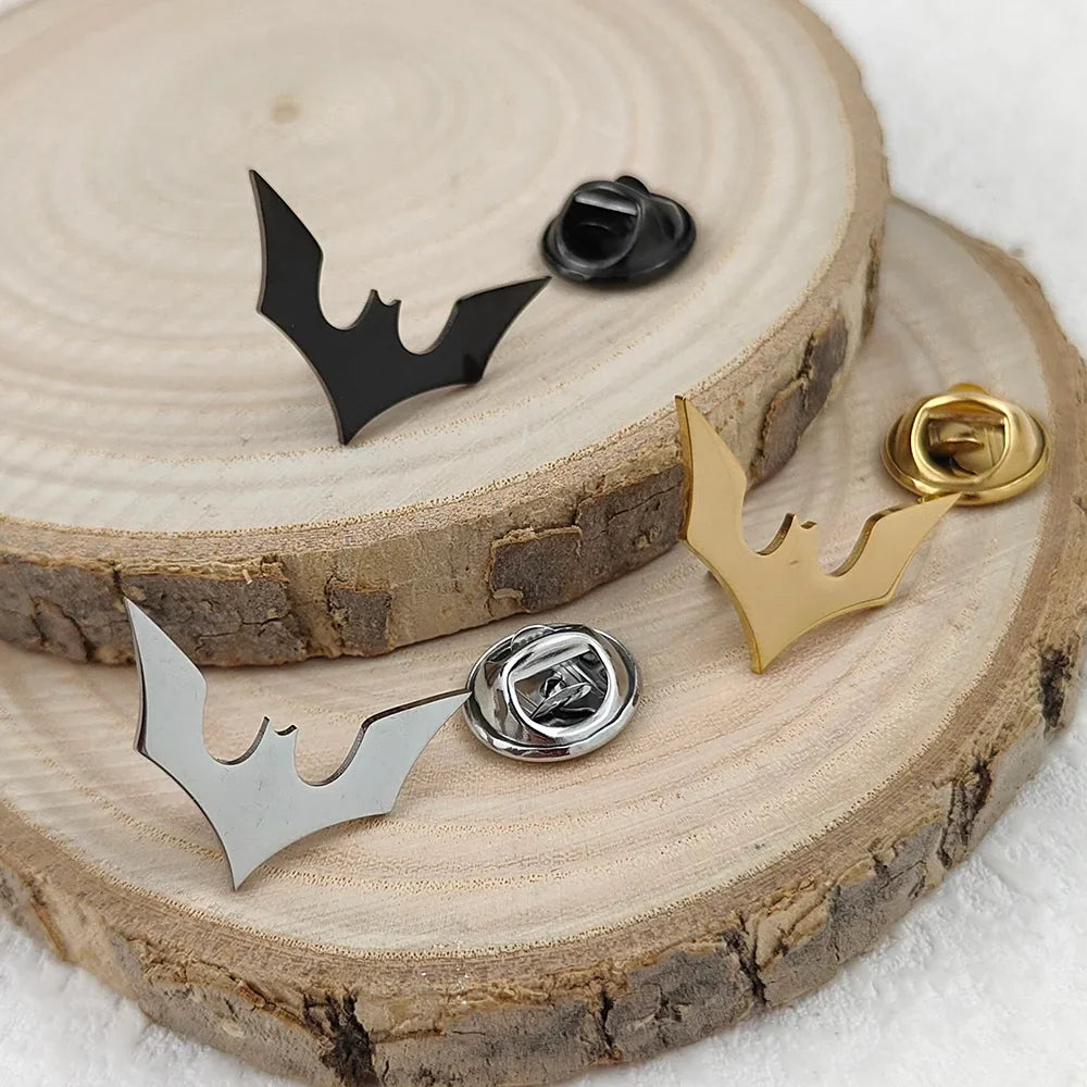 Classic bat men's lapel pin, 316L stainless steel gold-plated badge, black brooch for suit accessories, Halloween gift
